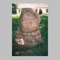 022-1097 Goldbach am 12. Juni 1996. Der aufgerichtete und gesaeuberte Grabstein von Carl Weiss .jpg